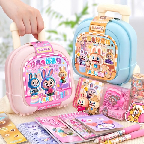 Hộp Quà Bất Ngờ Labubu Dạng Vali Có Tay Cầm, Nhiều Phụ Kiện Ngẫu Nhiên Cho Bé