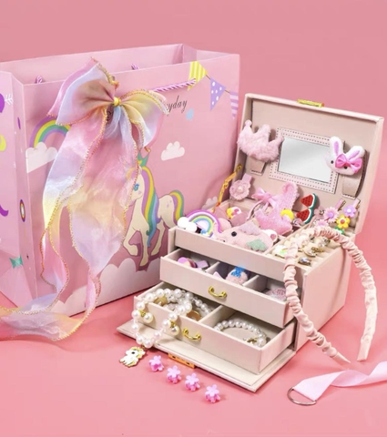 Hộp đựng trang sức sẵn nhiều phụ kiện vòng cổ, vòng tay, bông tai nhẫn, nơ buộc tóc dễ thương cho bé gái