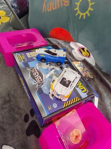 Đồ chơi xe ô tô va chạm biến hình robot ngựa kì lân unicorn siêu độc đáo cho bé