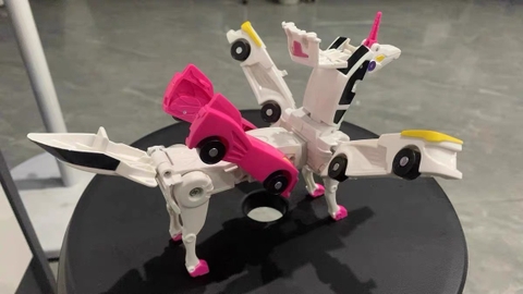 Đồ chơi xe ô tô va chạm biến hình robot ngựa kì lân unicorn siêu độc đáo cho bé