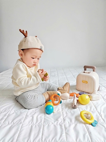 Bộ đồ chơi xúc xắc, gặm nướu mọc răng, lục lạc 10 món cao cấp kèm vali đựng có thể đun sôi tiệt trùng cho bé sơ sinh