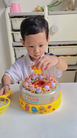 Đồ chơi hứng bắt vịt nhảy múa, câu cá hình vịt xoay 360 có đèn nhạc rèn luyện đôi tay và sự tập trung phản xạ cho bé