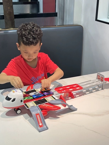 Đồ chơi máy bay cảnh sát cứu hỏa cỡ lớn loại mới biến hình đường đua dài 1m1 kèm 6 ô tô có đèn có nhạc cho bé