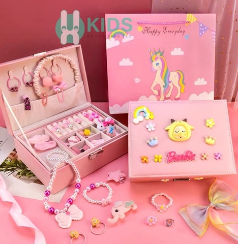 Hộp đựng trang sức sẵn nhiều phụ kiện vòng cổ, vòng tay, bông tai nhẫn, nơ buộc tóc dễ thương cho bé gái