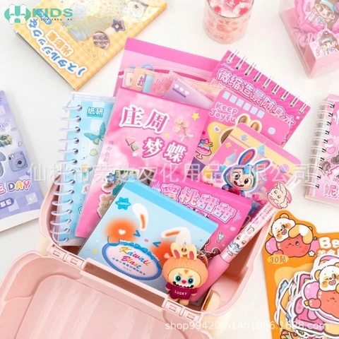 Hộp Quà Bất Ngờ Labubu Dạng Vali Có Tay Cầm, Nhiều Phụ Kiện Ngẫu Nhiên Cho Bé