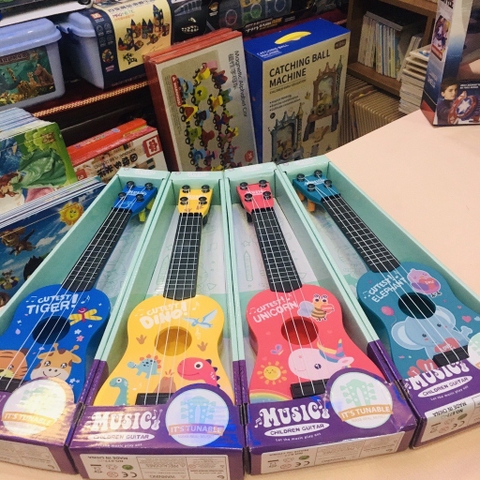 Đàn guitar mini cho bé, đàn ukulele cho trẻ em học tập âm nhạc có hộp đẹp tiếng anh