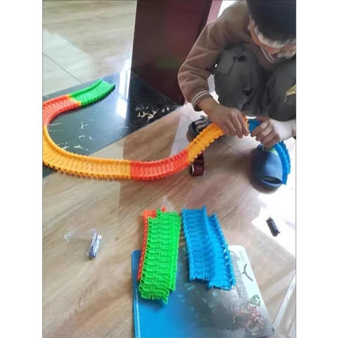 Đồ chơi đường đua xe ô tô lộn ngược 360 độ với đường ray phát quang trong tối