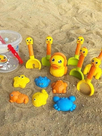 Xô Xúc Cát Đi Biển 18 Món Cho Bé – Bộ Đồ Chơi Cát Hình Vịt Dễ Thương Kèm Xẻng, Khuôn, Xô