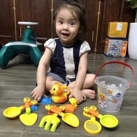 Xô Xúc Cát Đi Biển 18 Món Cho Bé – Bộ Đồ Chơi Cát Hình Vịt Dễ Thương Kèm Xẻng, Khuôn, Xô