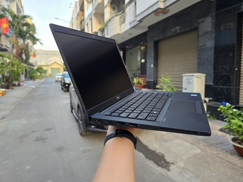 Dell Latitude 7390 – Core i5 8250U, RAM 8 GB, SSD 256GB, Màn hình 13.3 inch FullHD IPS