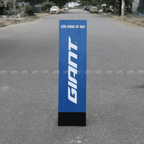 Standee Gỗ Thông Cắm Đế Sắt Mạ Kẽm  In UV 1 Mặt Sang Trọng