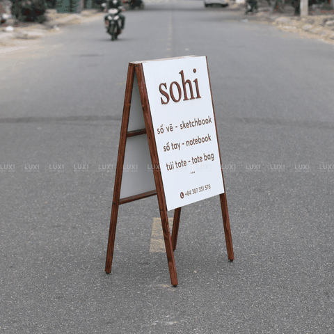 STANDEE CHỮ NỔI VIỀN GỖ MÀU SẮC NỔI BẬT, SANG TRỌNG - LUXI DECOR