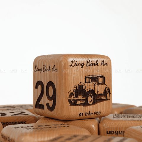 THẺ BÀN HÌNH LẬP PHƯƠNG CHẤT LIỆU GỖ DÀY DẶN, DECOR QUÁN COFFEE, NHÀ HÀNG (KT: 7X7CM)