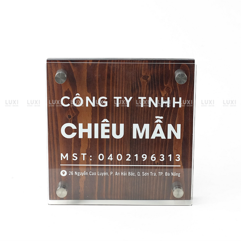 BẢNG HIỆU CÔNG TY MICA NỀN GỖ IN UV - LUXI DECOR.