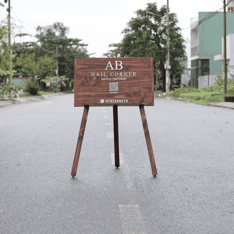 BẢNG HIỆU ĐỨNG KÈM KỆ GỖ - LUXI DECOR