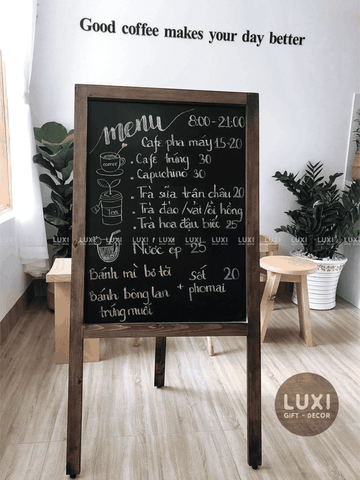 BẢNG MENU VIẾT PHẤN CHÂN GỖ GẤP, BẢNG DÙNG NGOÀI TRỜI 1 MẶT BA CHÂN (TẶNG KÈM PHẤN MÀU + XỐP LAU BẢNG) - LUXI DECOR