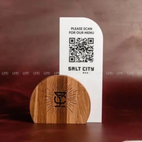 GIÁ GỖ ĐỂ MENU, QR HÌNH TRÒN SANG TRỌNG, ĐẸP, FREE KHẮC LOGO LUXI DECOR.