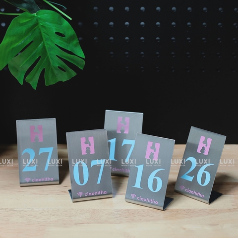 Thẻ Số Bàn Inox Chữ L In hoặc laser Logo nội dung nổi bật Theo Yêu Cầu