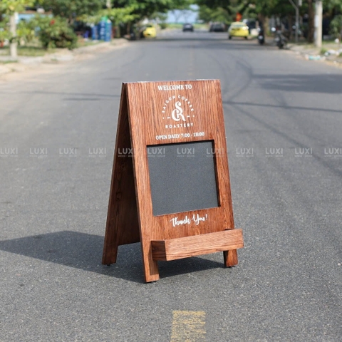 STANDEE GỖ VIẾT PHẤN CÓ KỆ HOA - LUXI DECOR