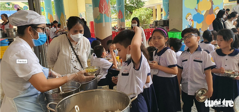 Phụ huynh TP.HCM đến trường từ 5h30 giám sát bếp ăn bán trú