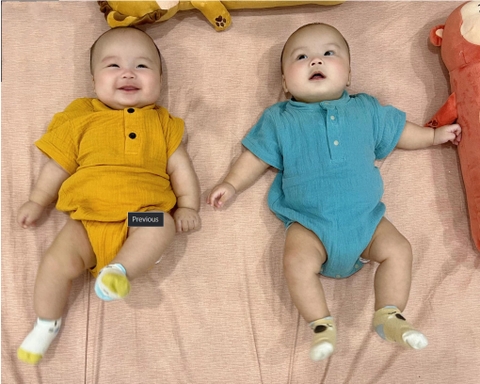 Sau nhiều năm mong con, cặp vợ chồng hưởng trái ngọt là 2 bé sinh đôi kháu khỉnh