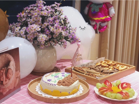 Mẹ tự tay trang trí và làm bánh siêu ngon cho tiệc sinh nhật của các con