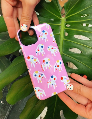 Ốp Iphone 14 pro Líu Lô x Mai Lê ghế chấm bi nền hồng
