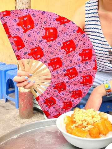 Quạt Ghế đỏ nền hồng Mai Lê x Líu Lô