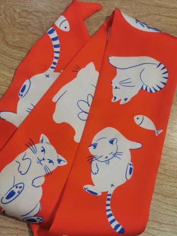 Khăn twilly lụa mèo đỏ Líu Lô x Mai Lê