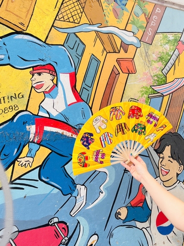 Quạt ghế nền vàng Mai Lê x Líu Lô