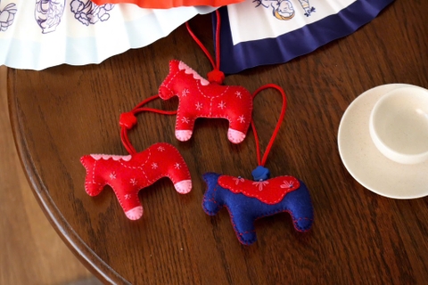 Móc khóa ngựa vải khâu tay Mai Lê