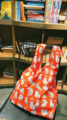Túi dù gập Líu Lô x Mai Lê mèo cam đỏ / Foldable Bag Orange Red Cat 40 x 65 x 6
