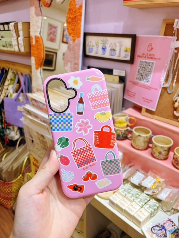 Ốp 17 promax Hoạ tiết đi chợ nền hồng Mai Lê x Líu Lô