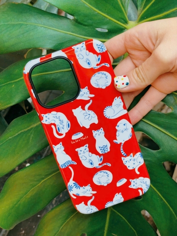 Ốp 13 pro mèo nền cam đỏ Mai Lê x Líu Lô