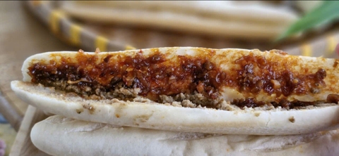 Bánh mì que  pate cay