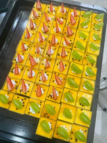 Bánh mouse chanh dây decor trái cây tiệc