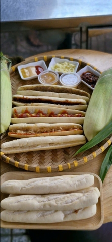 Bánh mì que nhân xúc xích Phomai