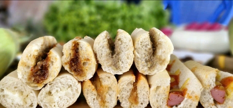 Bánh mì que nhân pate (có tương ớt)