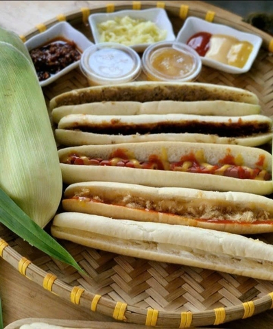Bánh mì que nhân xúc xích