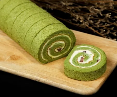 Bánh bông lan cuộn roll royal matcha đậu đỏ