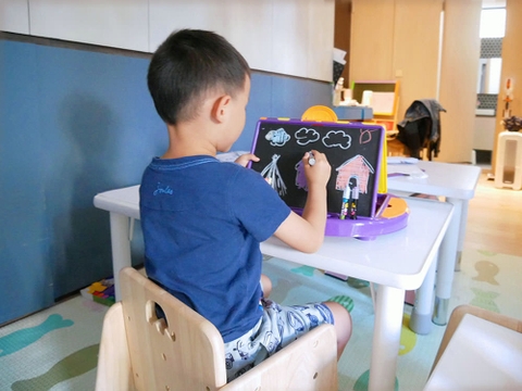 Bảng vẽ 2 in1 Little Brian (gồm bảng trắng, bảng đen và màu vẽ)