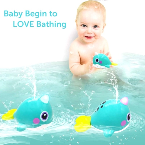 Đồ chơi Cá Voi bơi dưới nước, có đèn và phun nước