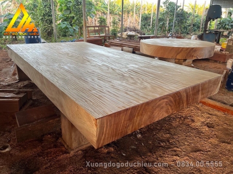 Chiếu Ngựa & Bàn Ăn Nguyên Khối