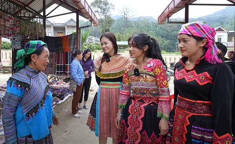 Đưa Chị Song Hỷ Đi Chơi Chợ Phiên Sín Chéng Ăn món chân giò lợn đen óc đậu mèn mén