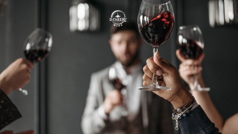 Hướng dẫn phong cách cầm ly rượu vang đúng chuẩn quý tộc cho người mới bắt đầu