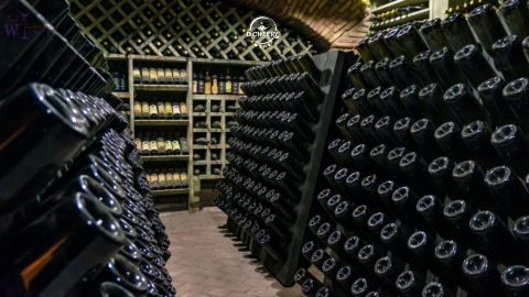 Phần lõm dưới đáy chai rượu vang được thiết kế có tác dụng gì?