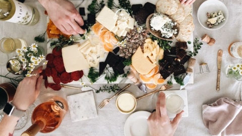 Chỉ bạn bí quyết kết hợp giữa rượu vang và phô mai