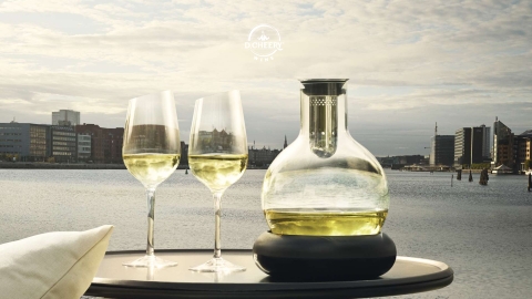 Có nên gạn (decanter) rượu vang trắng?