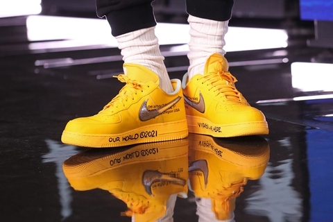 King James mang đôi OFF-WHITE x Nike Air Force 1 University Yellow của Virgil Abloh có gì đặc biệt?