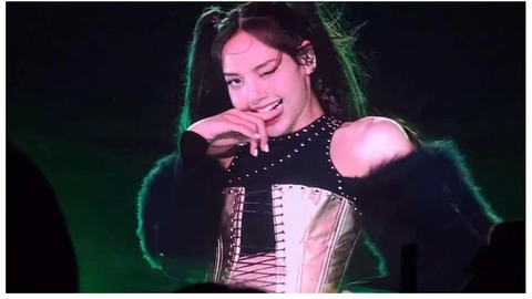 Lisa và Jisoo của BlackPink diện đồ Việt trong đêm Born Pink Hà Nội